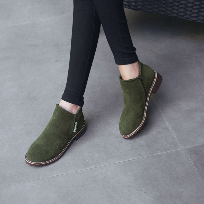 Women's flat-soled boots