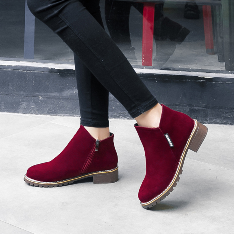 Women's flat-soled boots