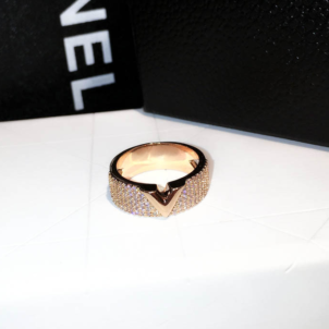 Exquisite rhinestone ring